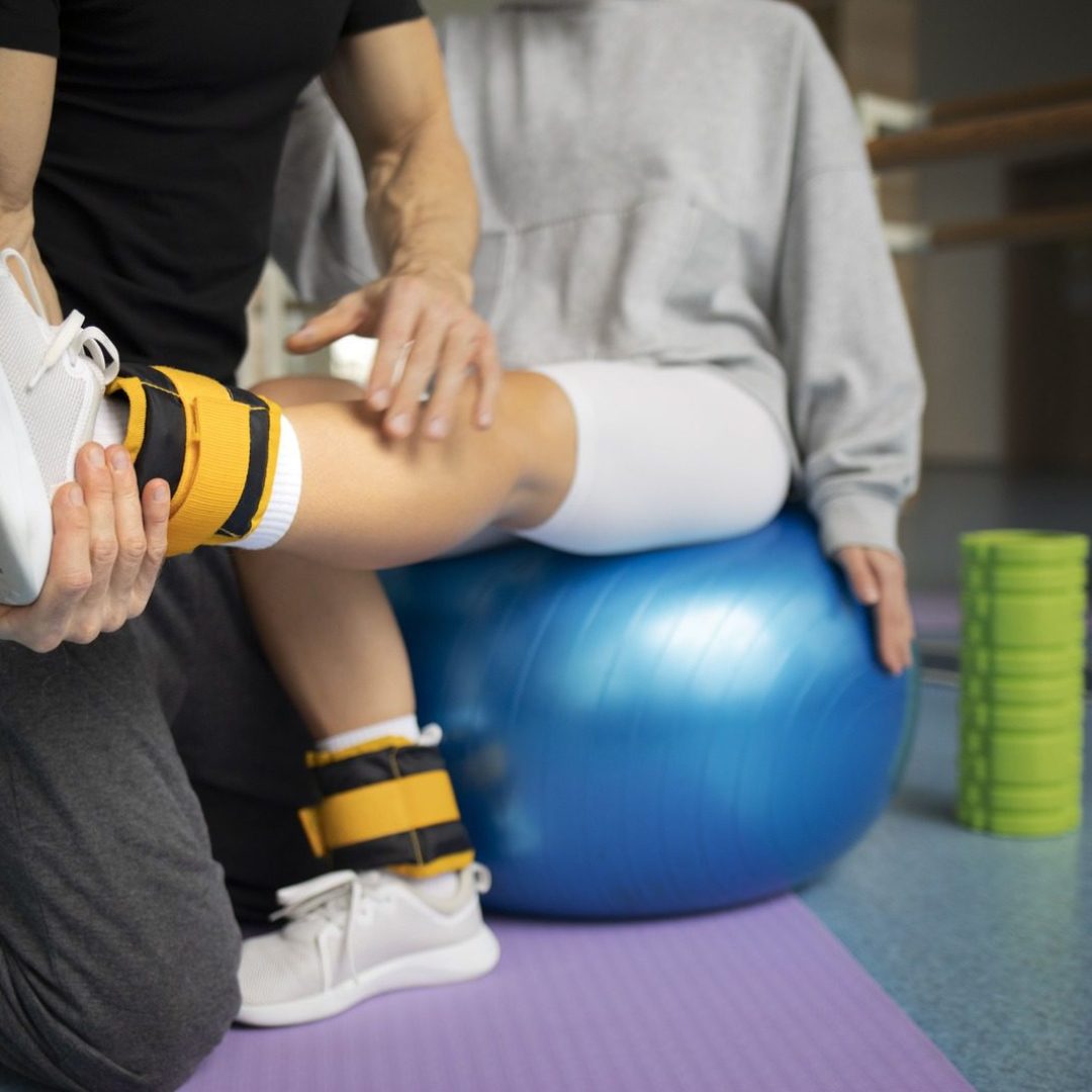 paciente-haciendo-rehabilitacion-fisica-ayudado-por-terapeutas (1) (1)